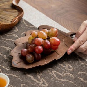 Assiette en bois en forme de feuille