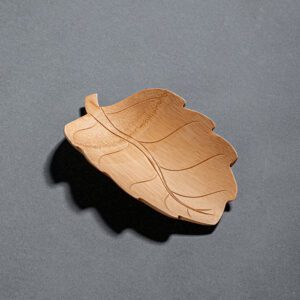 Assiette en bois en forme de feuille – Image 2