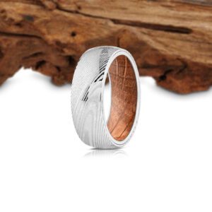 Bague en bois gravée