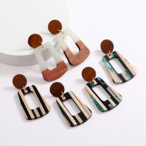 Boucle d'oreille en bois pendants rayés – Image 2