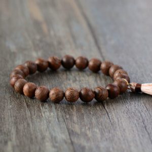 Bracelet en bois pompon rose