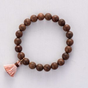 Bracelet en bois pompon rose – Image 2