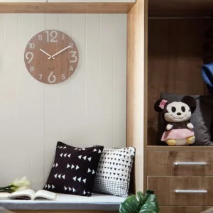 Horloge en bois au design nordique marron