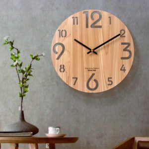 Horloge en bois au design nordique naturel
