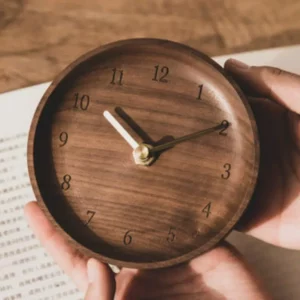 Horloge en bois massif