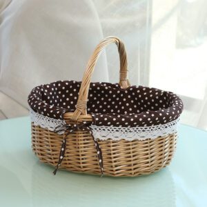 Panier en osier aux points blancs
