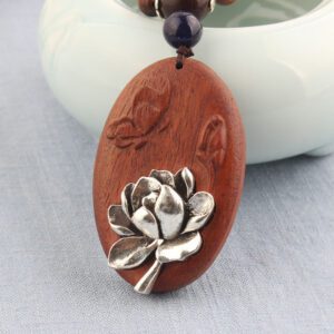 Pendentif en bois fleur de lotus