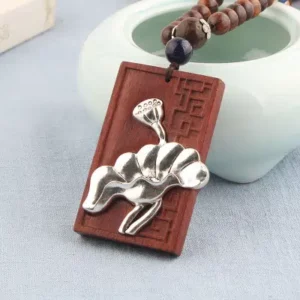 Pendentif en bois fleur japonaise