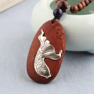 Pendentif en bois poisson rouge