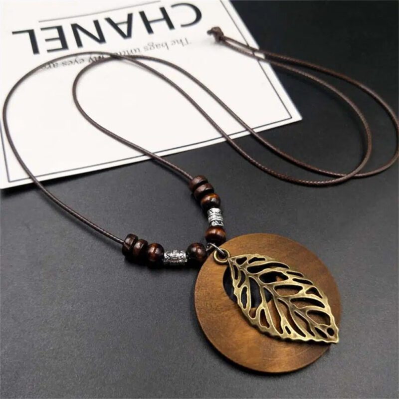 Collier en bois feuille – Image 3